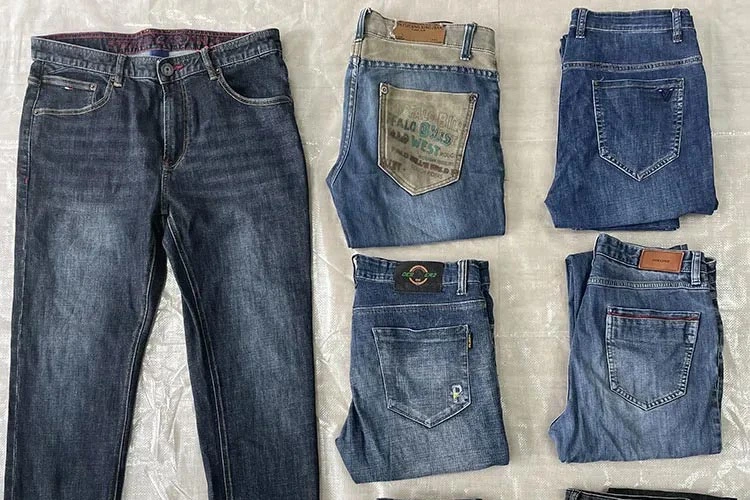 Warna senada dengan jeans pria